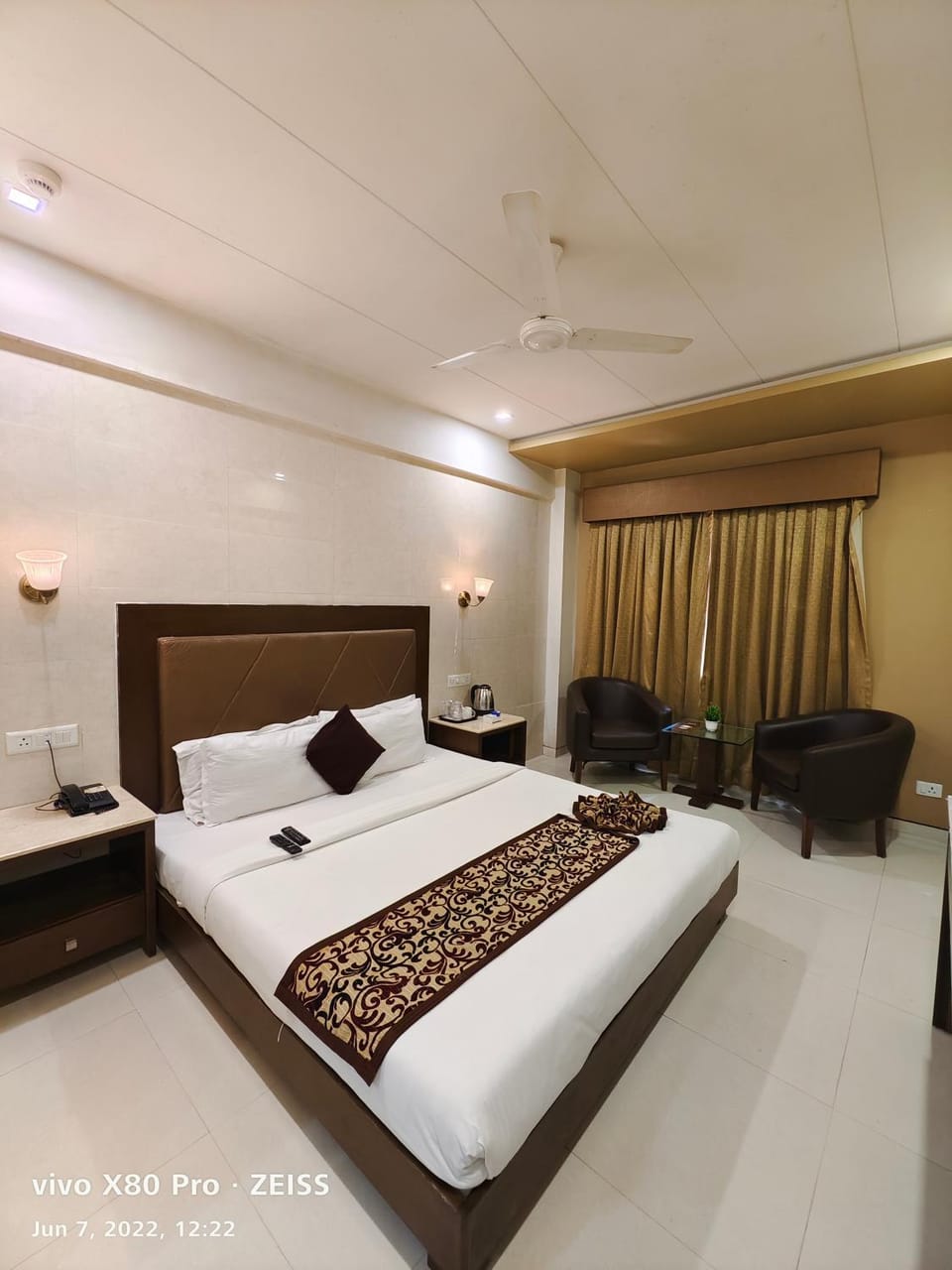 Bed, Living room, Photo of the whole room, Seating area, Bedroom