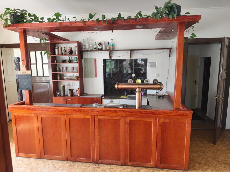 Communal lounge/ TV room, Lounge or bar, Banquet/Function facilities, Drinks