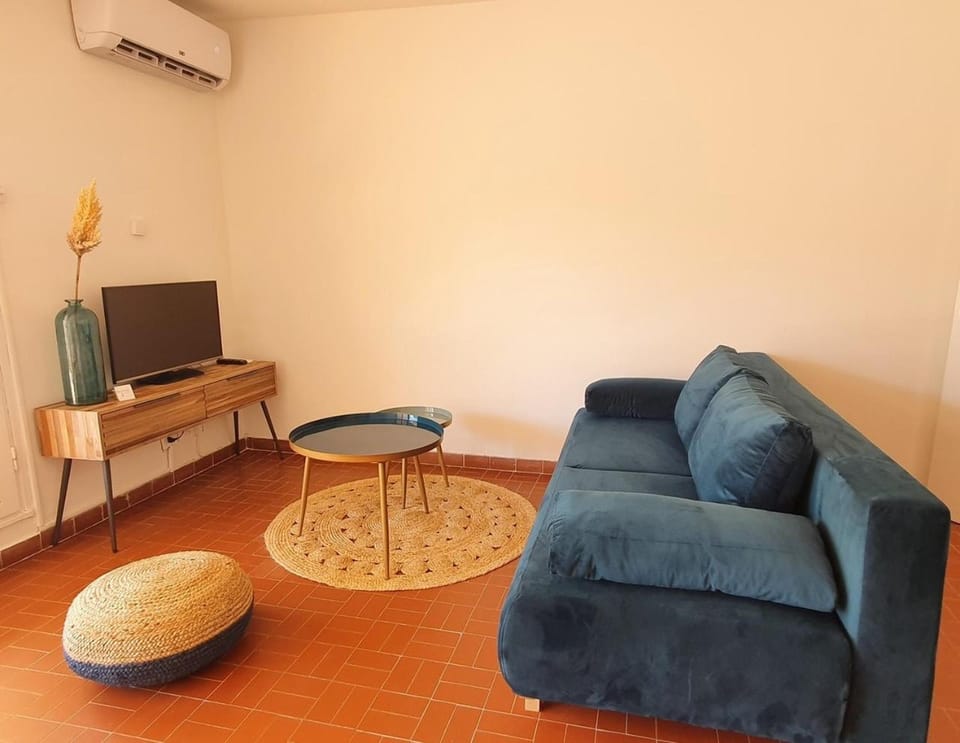 TV and multimedia, Seating area, air conditioner