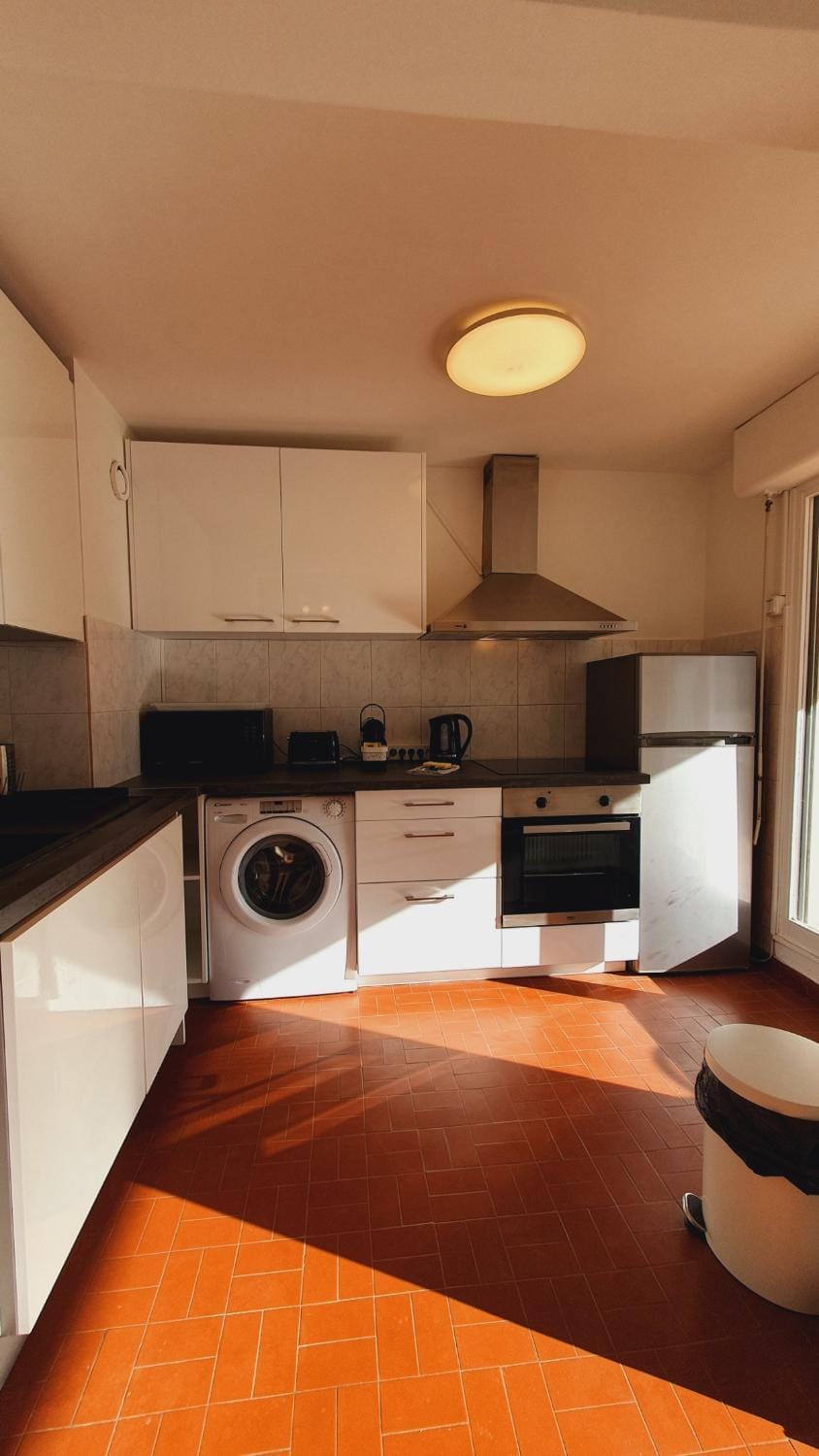 Coffee/tea facilities, dishwasher, oven, stove, toaster, washing machine