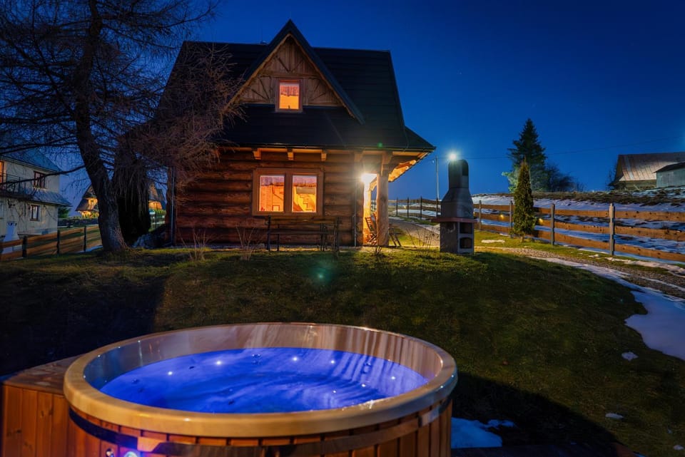 Property building, Night, Natural landscape, Garden, Hot Tub, Garden view, Swimming pool