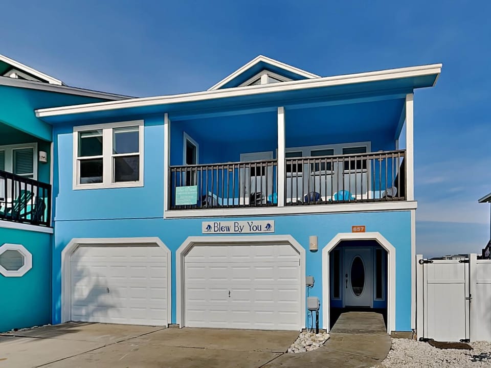 Property building, Facade/entrance, Property logo or sign, Balcony/Terrace, Parking