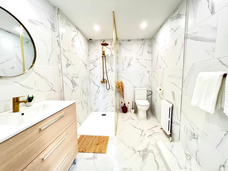 Shower, Toilet, Bathroom, Bath, towels