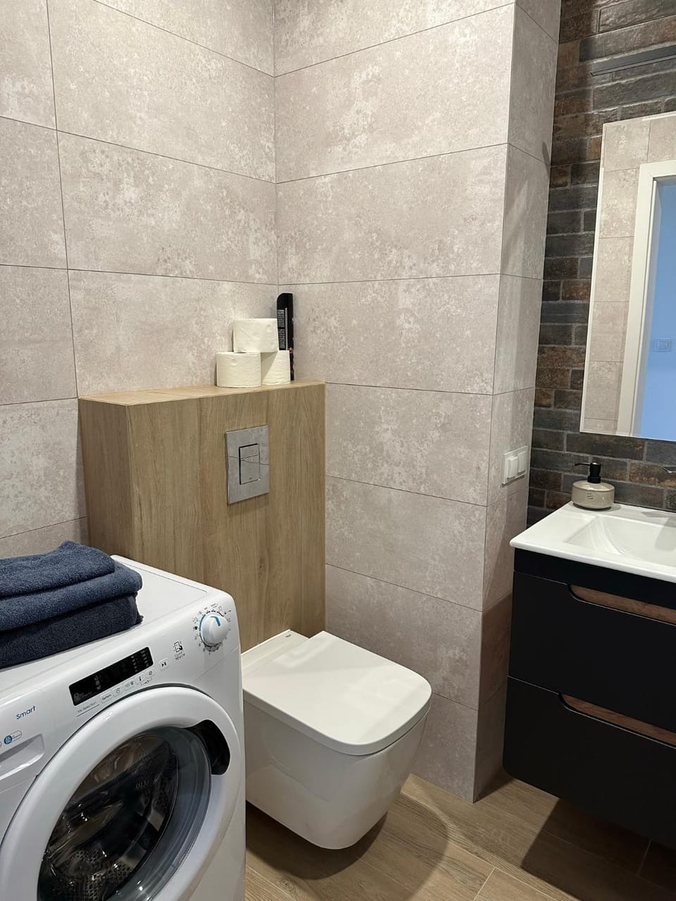 Toilet, Bathroom, towels, washing machine, dryer