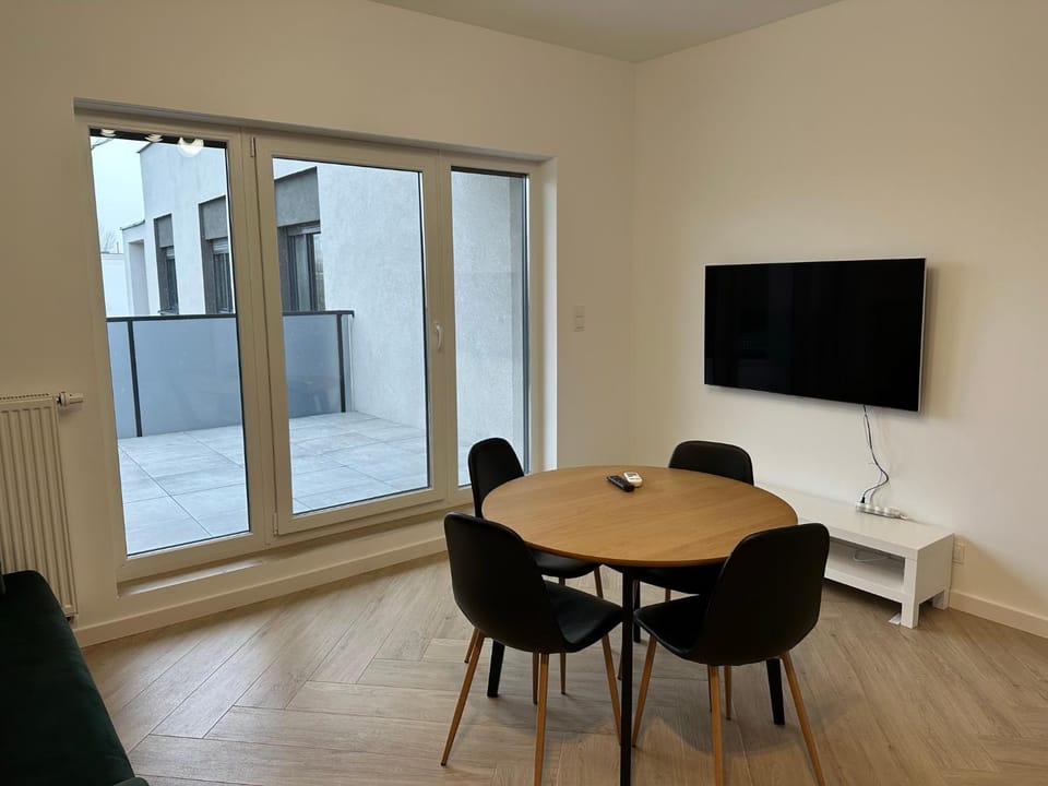 TV and multimedia, Living room, Seating area, Dining area, Evening entertainment
