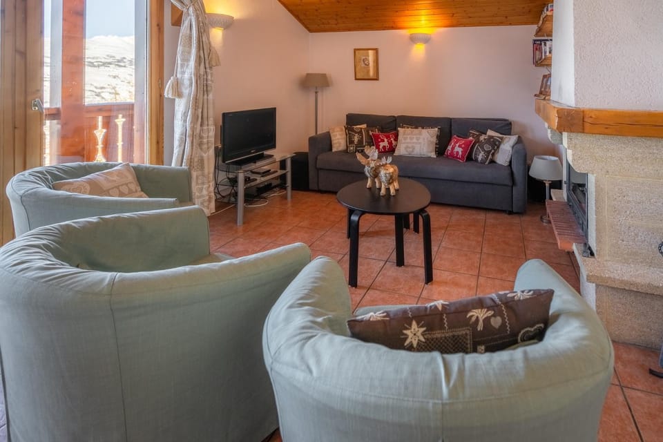 La vue du Roi - Detached chalet (6p). 3 bedrooms and 2 bathrooms. In the centre of Vallandry, with a beautiful view Chalet in Landry