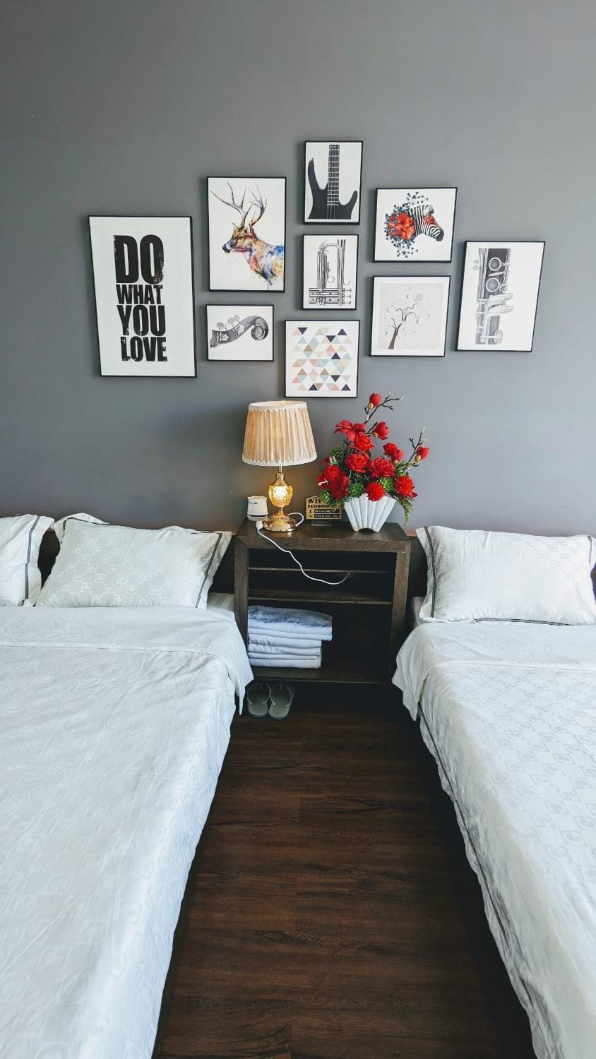 Bed, Photo of the whole room, Bedroom, Text overlay