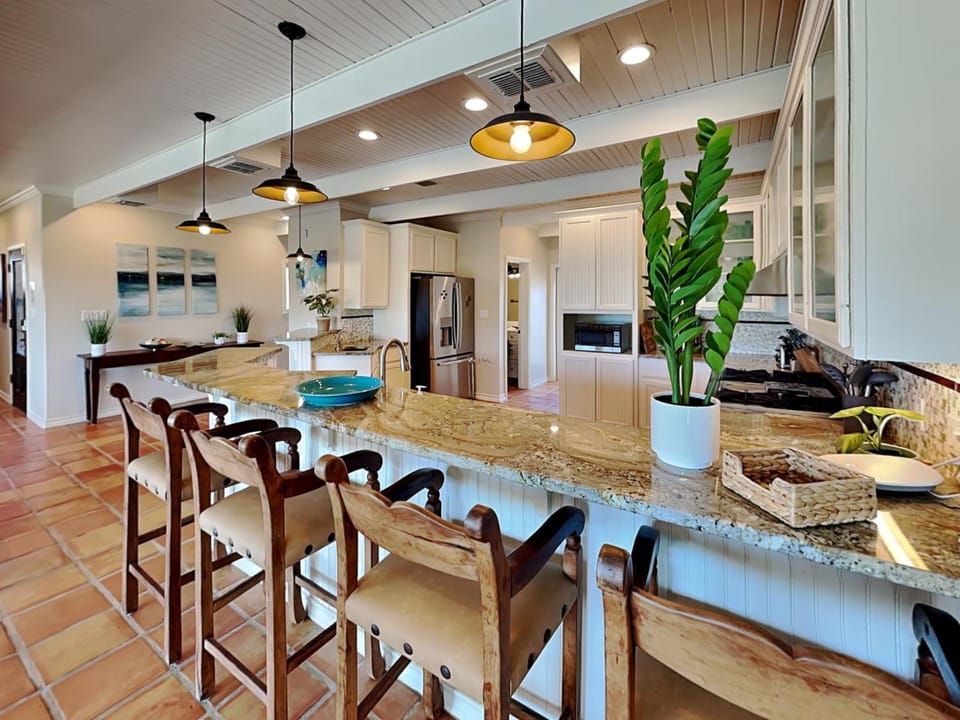 Kitchen or kitchenette, Seating area, microwave, stove, kitchen