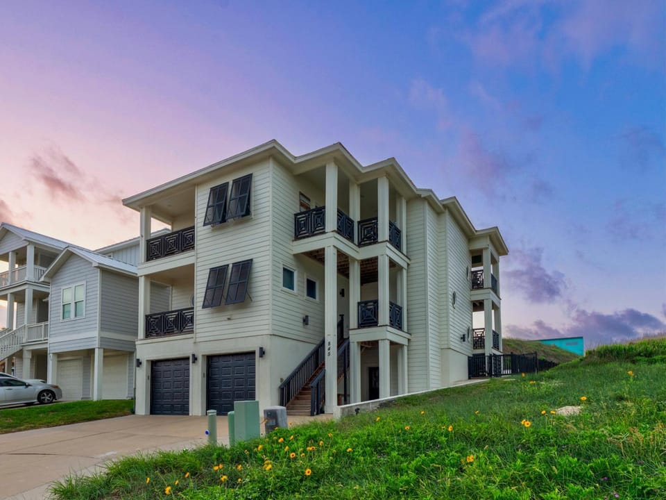 Property building, Facade/entrance, Balcony/Terrace, Parking