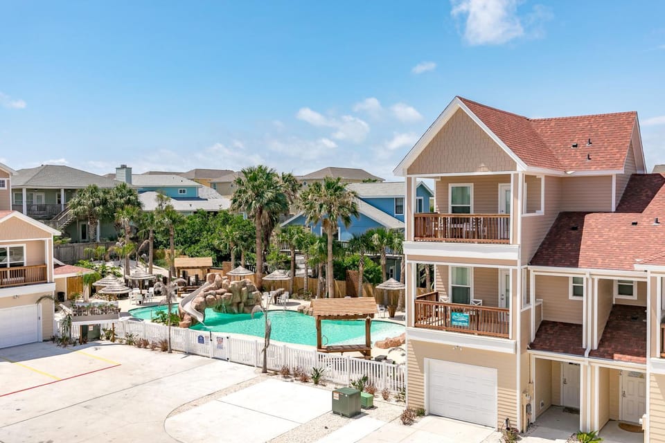 Property building, Neighbourhood, Garden, Swimming pool, Parking