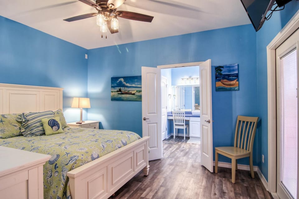 Bed, Bathroom, Seating area, Bedroom, furniture