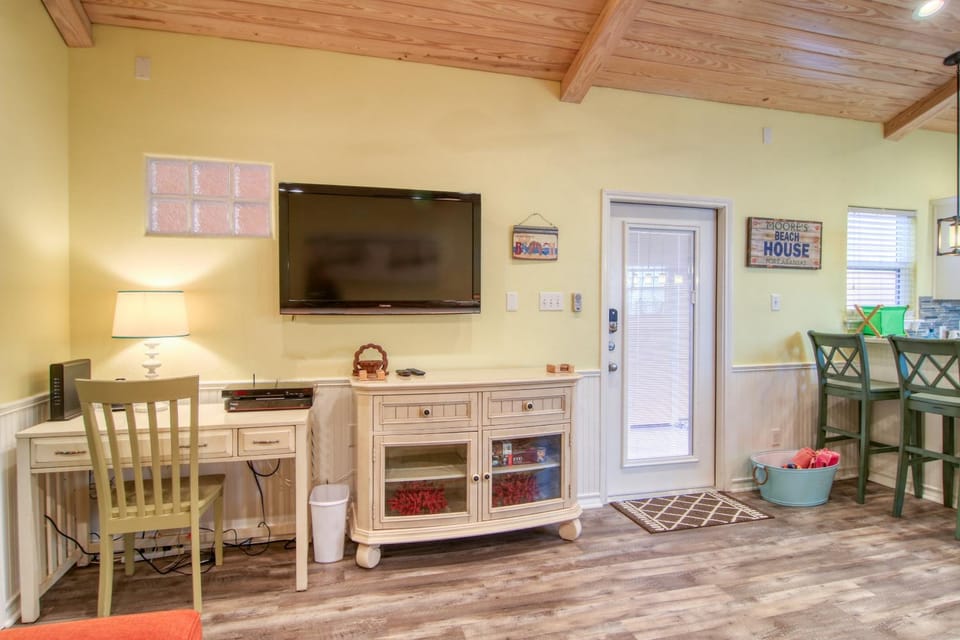 TV and multimedia, Seating area, Dining area, furniture