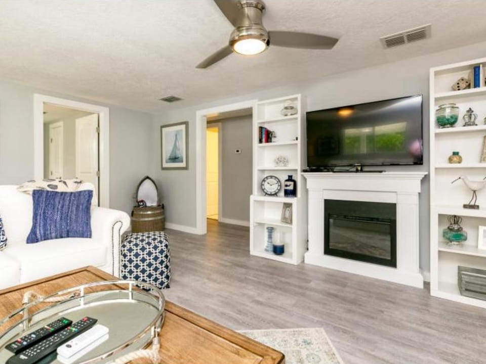 TV and multimedia, Living room, Seating area, fireplace
