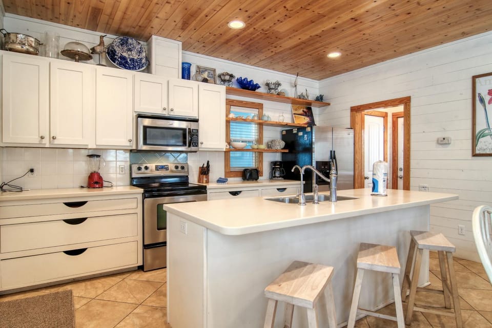 Kitchen or kitchenette, Seating area, microwave, oven, stove, toaster, kitchen