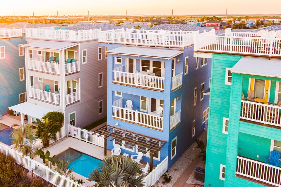 Property building, Bird's eye view, Garden, Balcony/Terrace, Swimming pool