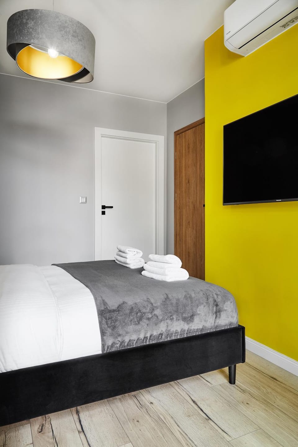 Bed, TV and multimedia, air conditioner