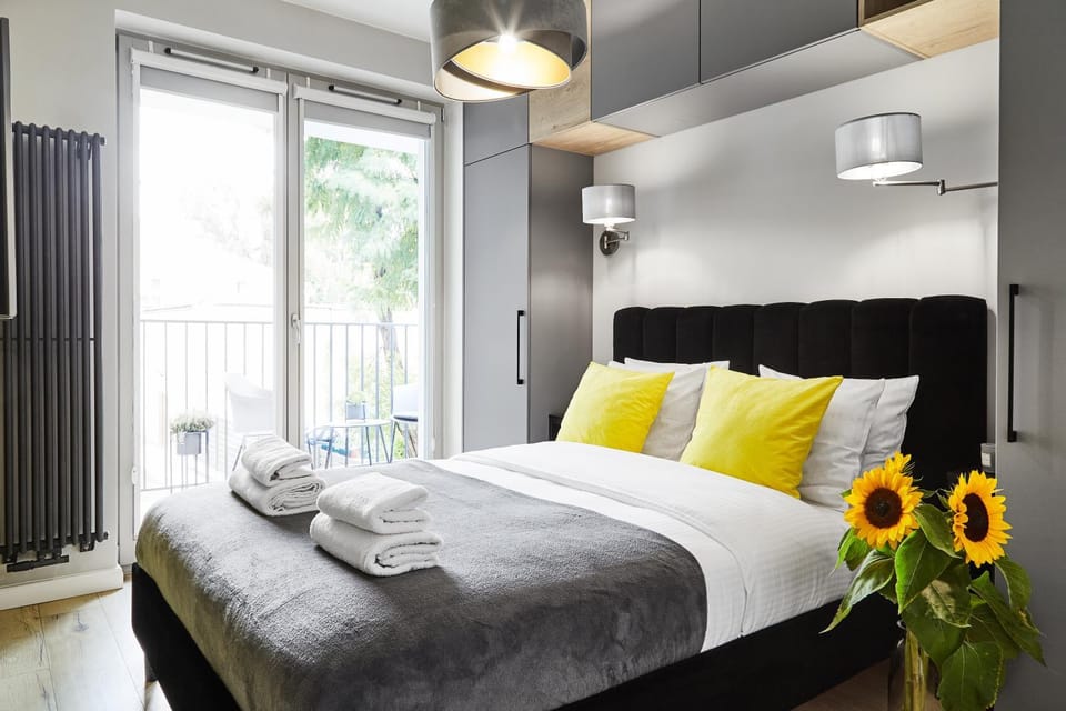Bed, Bedroom, towels