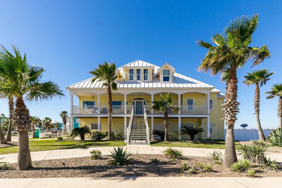 Property building, Facade/entrance, Garden, Beach