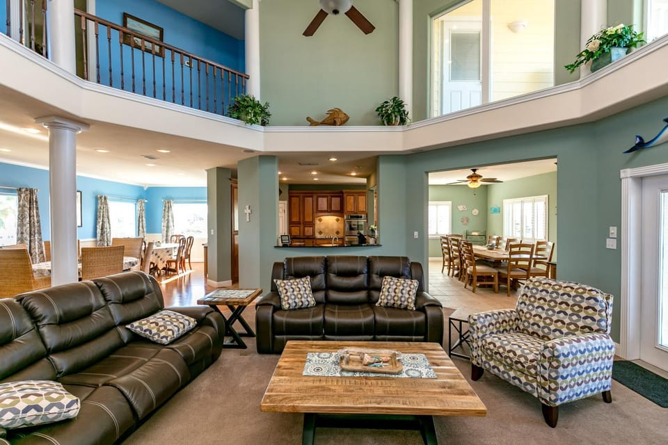 Kitchen or kitchenette, Living room, Seating area, Dining area, furniture