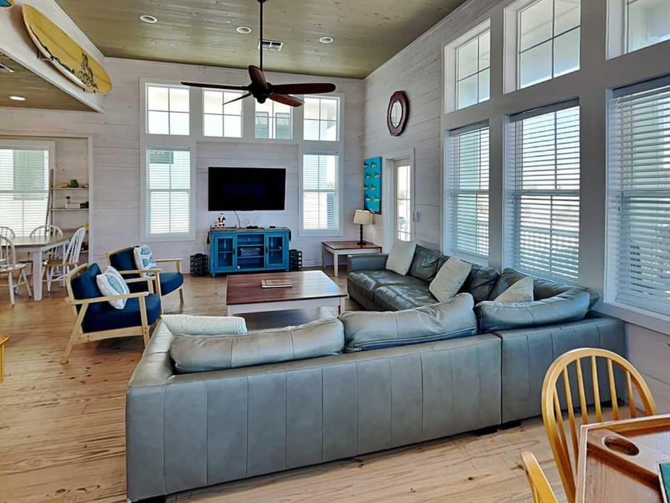TV and multimedia, Living room, Seating area, Dining area, furniture