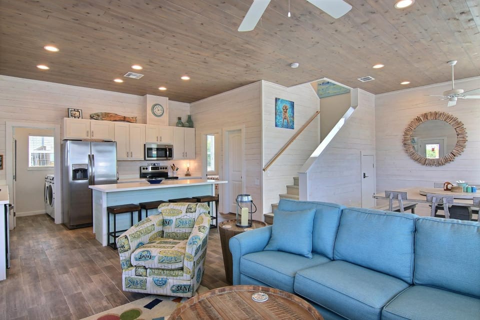 TV and multimedia, Kitchen or kitchenette, Living room, Seating area, furniture, microwave, washing machine