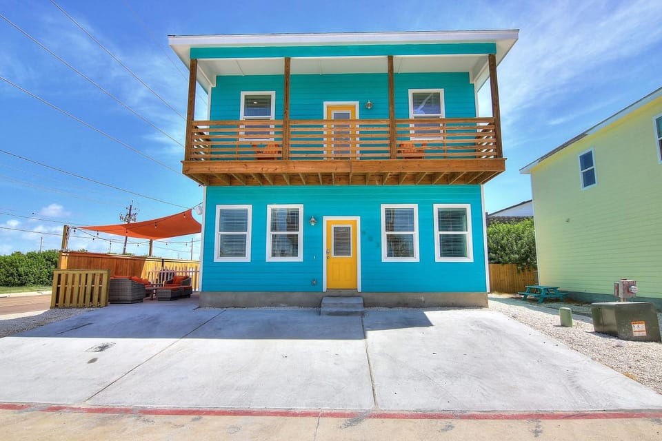Property building, Facade/entrance, Hot Tub, Balcony/Terrace, Parking