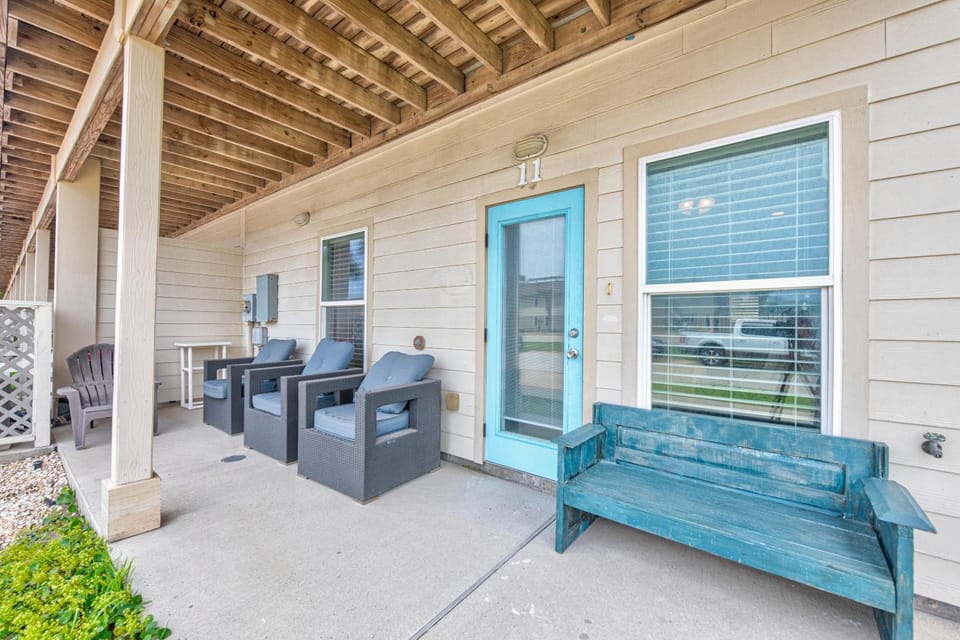 Patio, BBQ facilities, Seating area, furniture