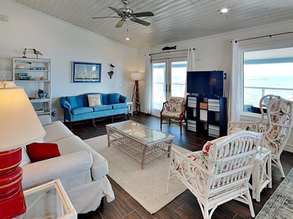 TV and multimedia, Living room, Seating area, Sea view, furniture