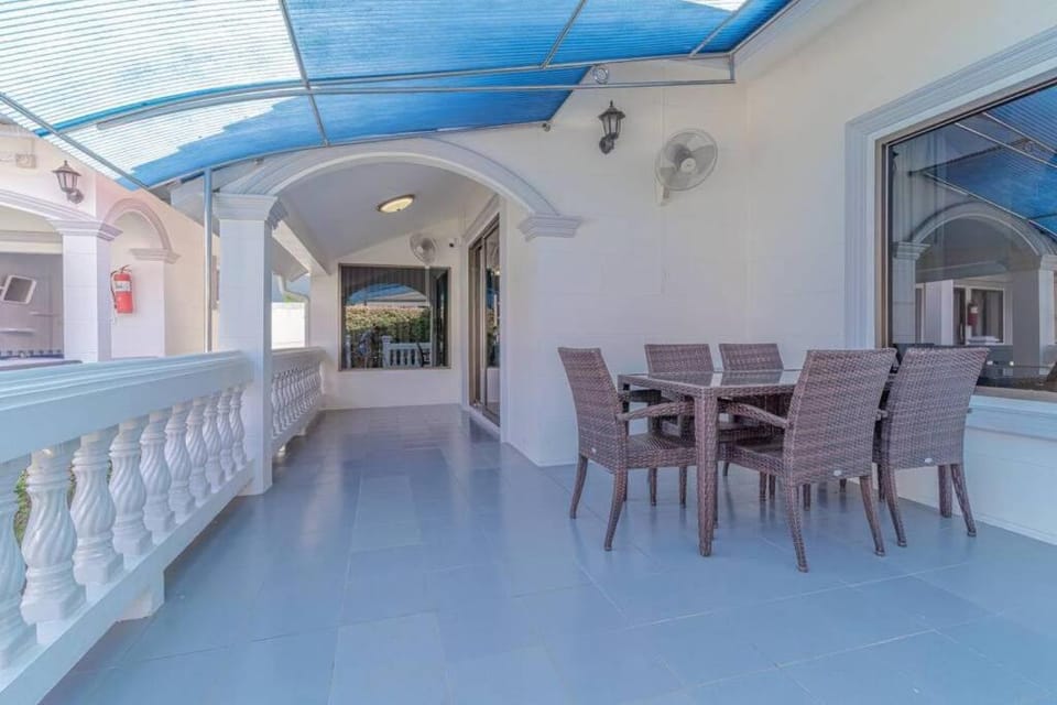 View (from property/room), Balcony/Terrace, Seating area, Dining area