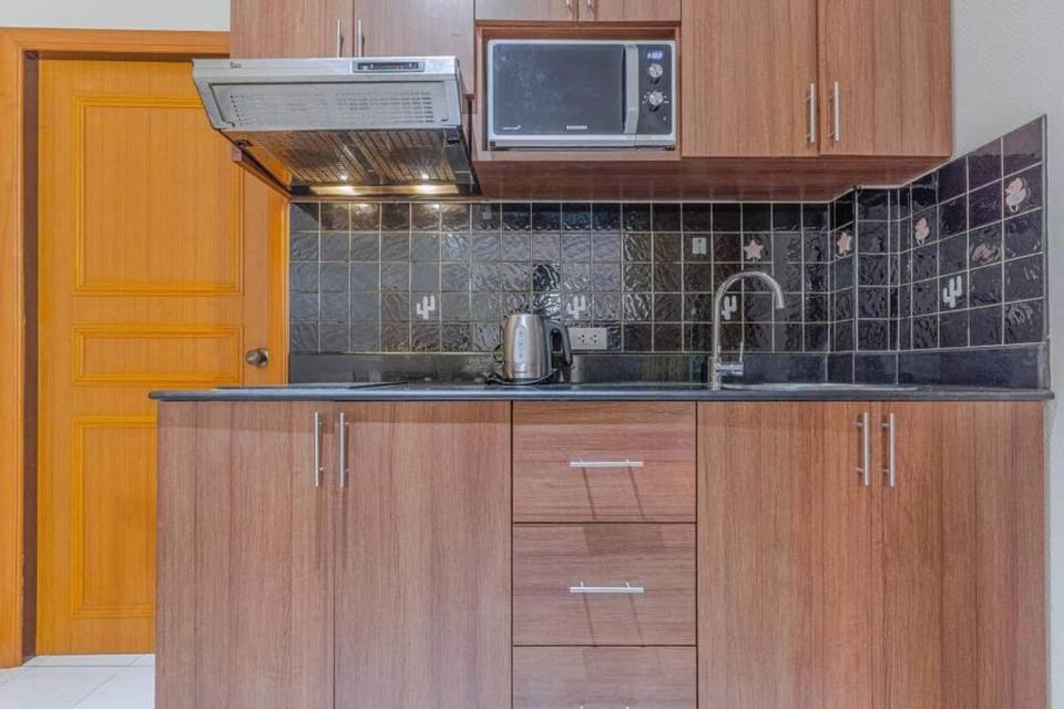 Kitchen or kitchenette, minibar, stove