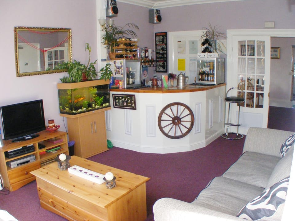 Living room, Lounge or bar, Internal: Not applicable to any particular room