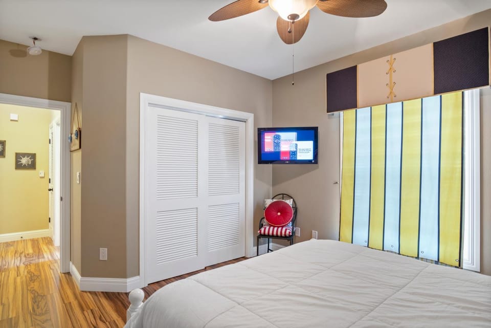Bed, TV and multimedia, Bedroom, wardrobe