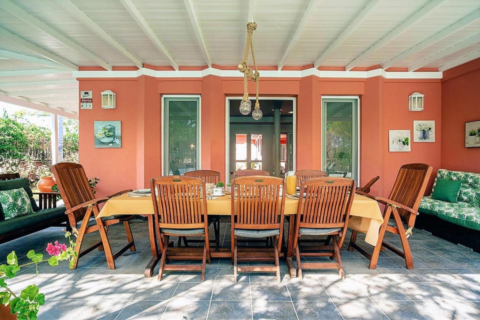 Patio, Day, Seating area, Dining area