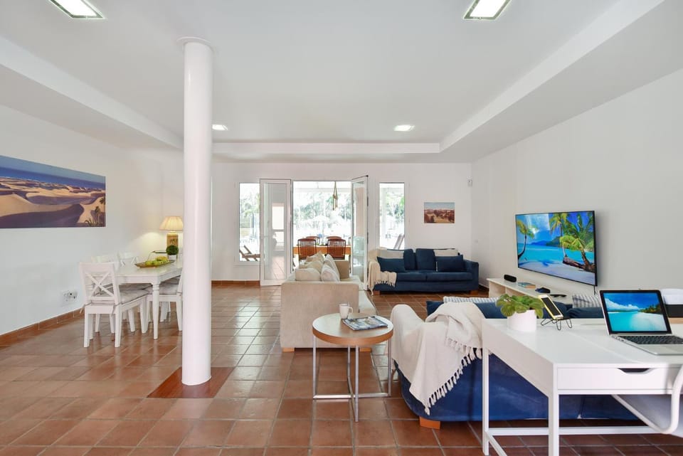 TV and multimedia, Living room, Photo of the whole room, Seating area, Dining area