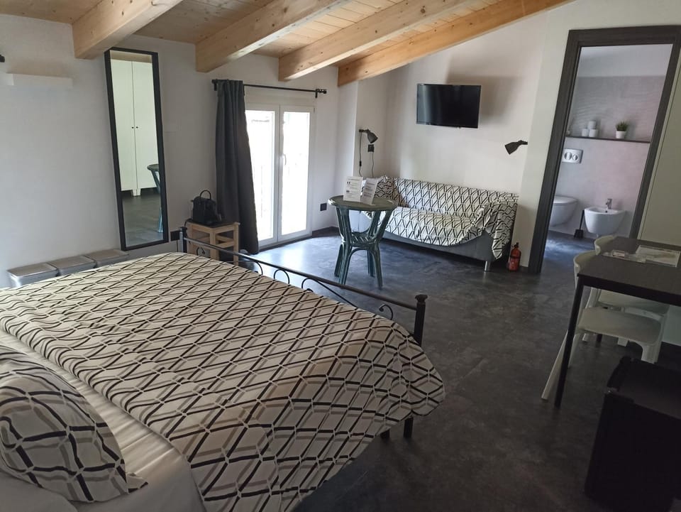 Communal lounge/ TV room, Bed, TV and multimedia, Living room, Photo of the whole room, Bedroom, hair dresser