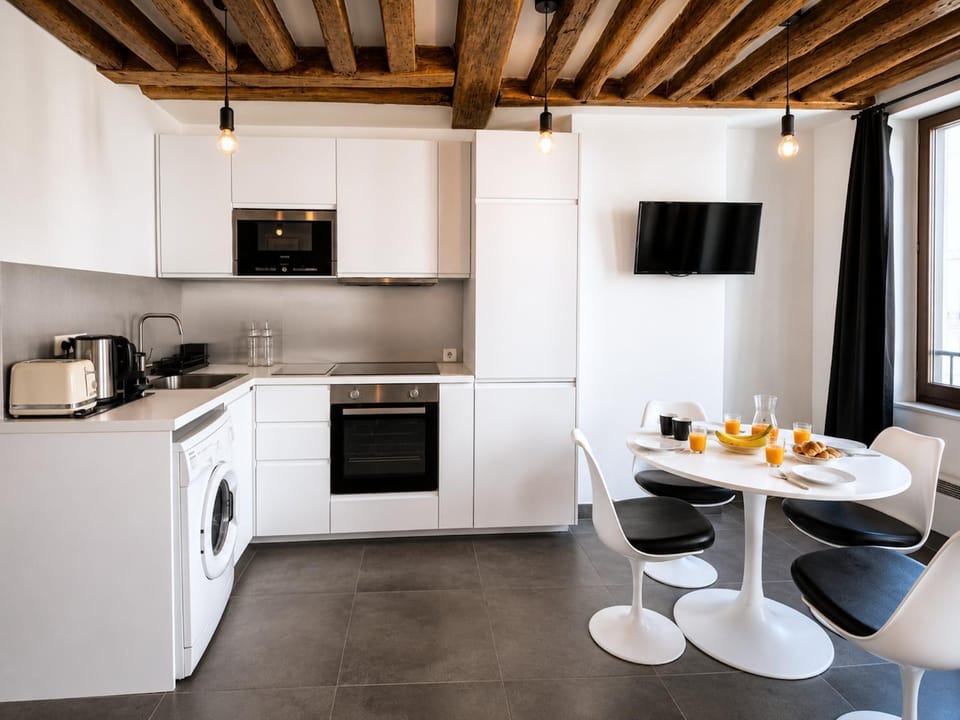 TV and multimedia, Coffee/tea facilities, Kitchen or kitchenette, Food and drinks, Dining area, Food, dishwasher, minibar, oven, pet friendly, stove, toaster