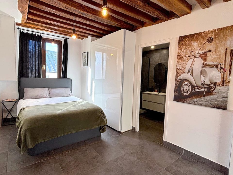 Bed, Photo of the whole room, Bedroom