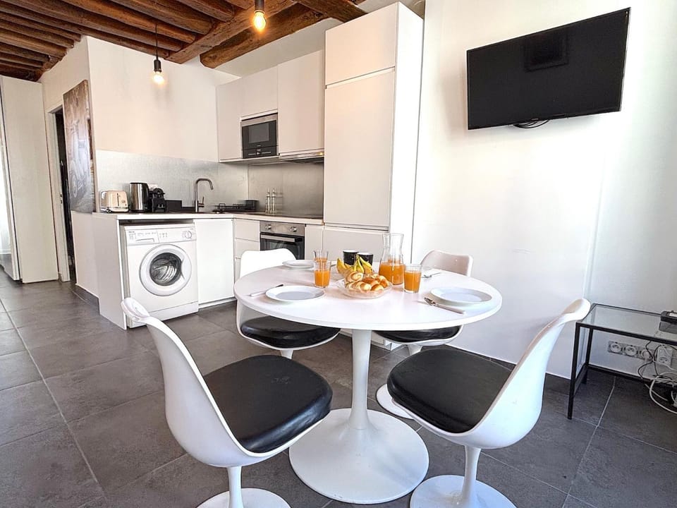 TV and multimedia, Coffee/tea facilities, Kitchen or kitchenette, Living room, Seating area, Dining area, oven, stove, toaster, washing machine