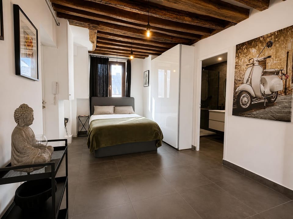 Bed, TV and multimedia, Living room, Photo of the whole room, Decorative detail, Seating area, Bedroom, hair dresser