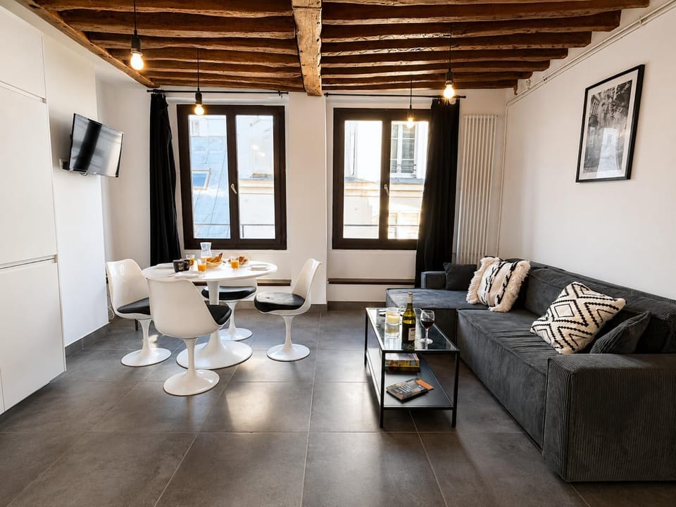 TV and multimedia, Living room, Seating area, Dining area