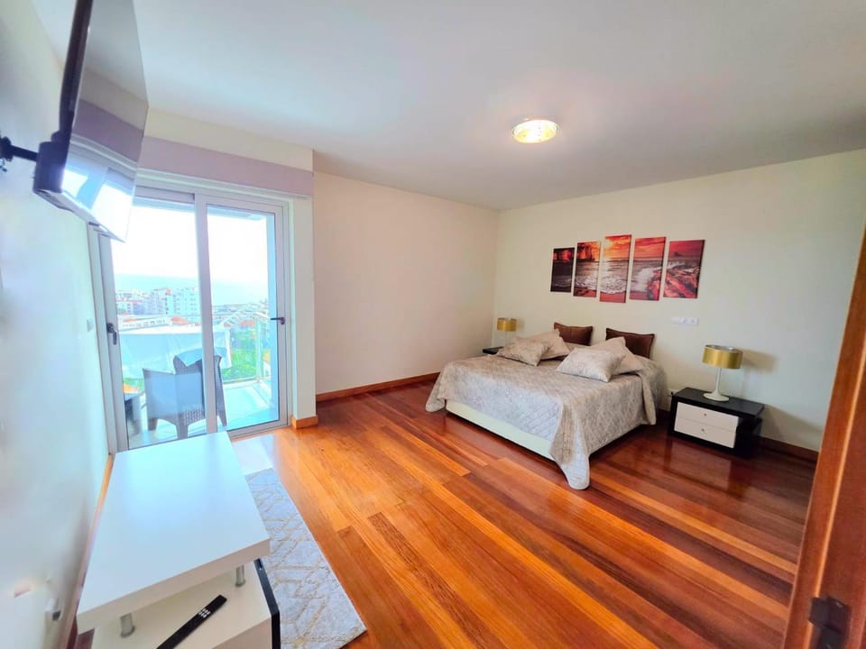Property building, Bed, People, Hot Tub, TV and multimedia, Balcony/Terrace, Living room, Other, Photo of the whole room, Seating area, Bedroom, Lake view, Sea view, Street view, Family, furniture, locker, safe, storage, towels