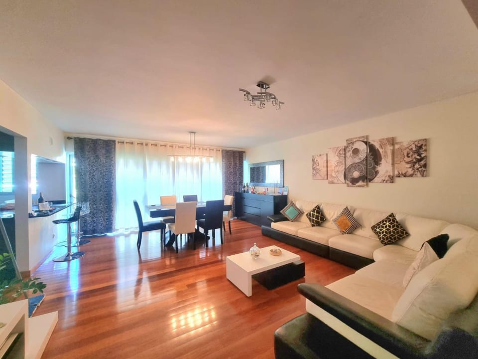 TV and multimedia, Living room, Seating area, Dining area