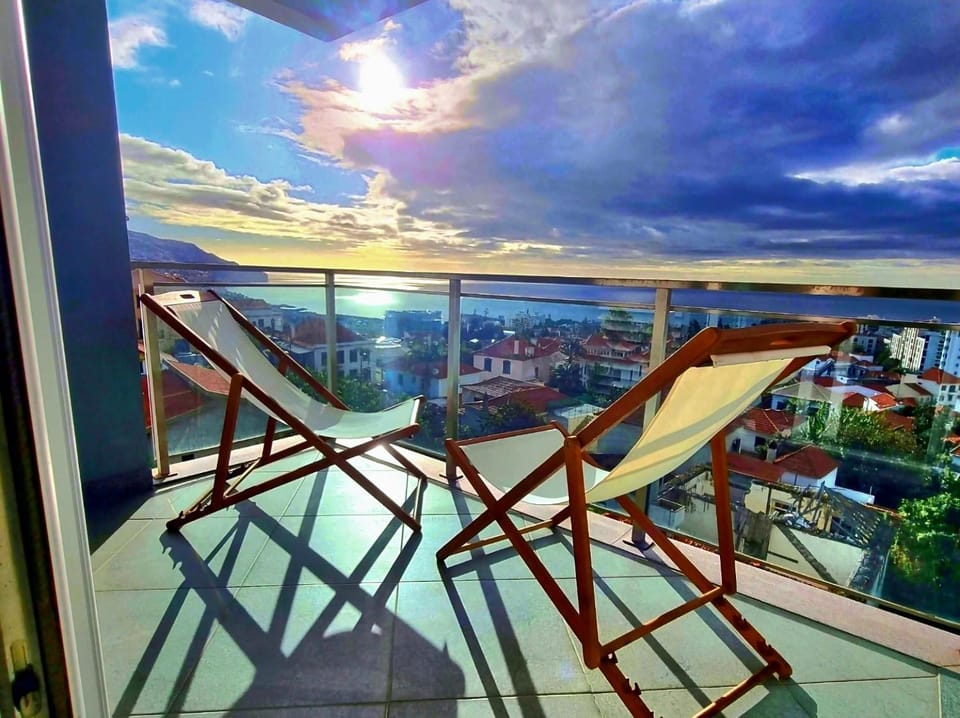 Off site, Day, People, People, Natural landscape, Bird's eye view, View (from property/room), View (from property/room), Balcony/Terrace, Photo of the whole room, City view, City view, Garden view, Lake view, Landmark view, Mountain view, Sea view, Sea view, Street view, Entertainment, Seasons, Family, Quiet street view, internet, safe