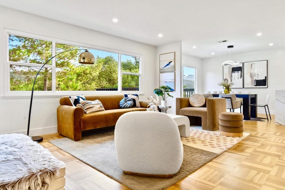 View (from property/room), Living room, Decorative detail, Seating area, Dining area