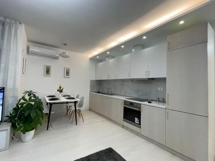 Kitchen or kitchenette, Dining area, pet friendly, stove, air conditioner