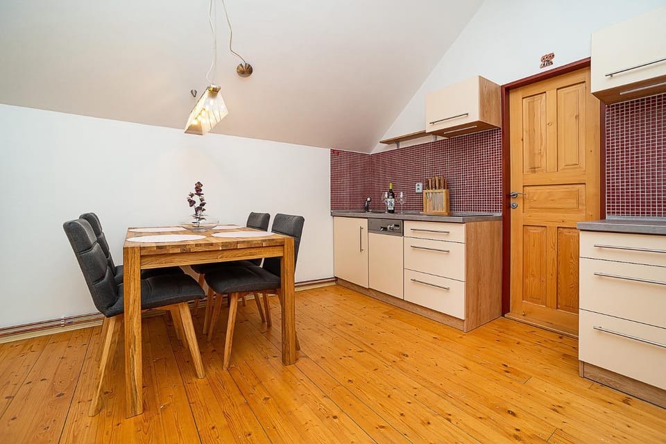 Kitchen or kitchenette, Dining area
