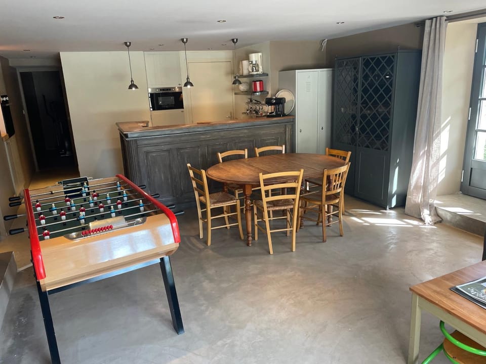 Kitchen or kitchenette, Living room, Seating area, Dining area
