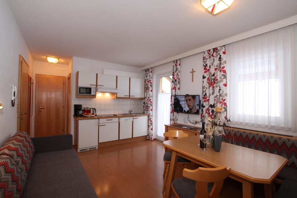 TV and multimedia, Kitchen or kitchenette, Living room, Dining area