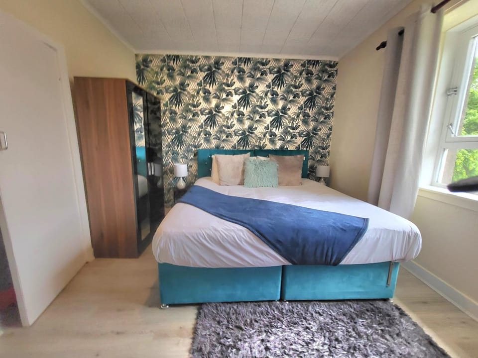 Bed, Seating area, Bedroom, wardrobe