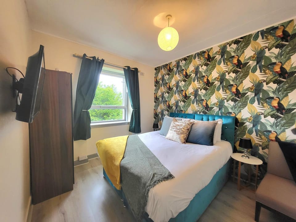 Bed, TV and multimedia, Bedroom, wardrobe